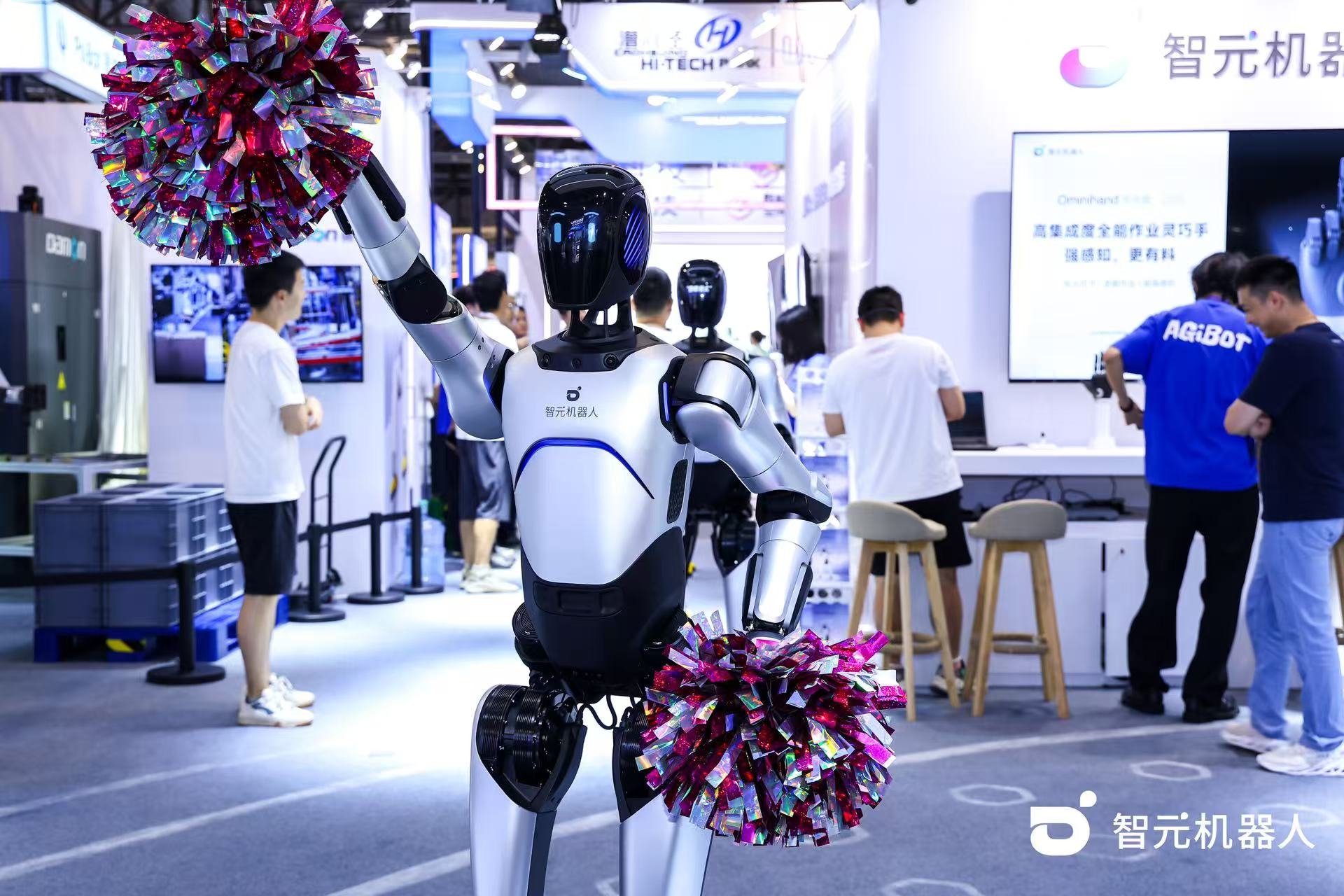 jiuyou九游ninegame机器人 WAIC 首日展台火爆，机器人家族集体打工忙不停